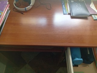 Escritorio de madera marrón