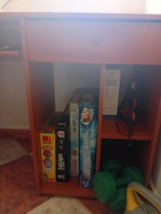 Escritorio de madera marrón
