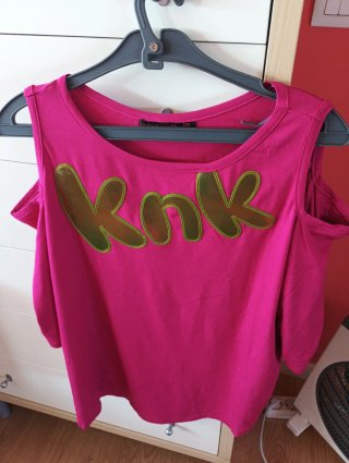Camiseta hombros descubiertos Kuk