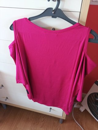 Camiseta hombros descubiertos Kuk