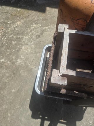Llagar pequeño de madera y metal