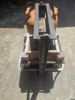 Llagar pequeño de madera y metal