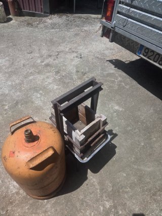 Llagar pequeño de madera y metal