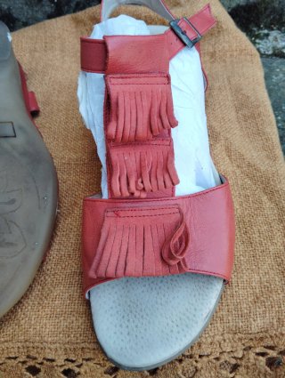 Sandalias de Piel Rojas con Flecos