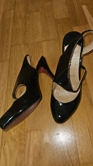 Zapatos charol Christian Louboutin negros