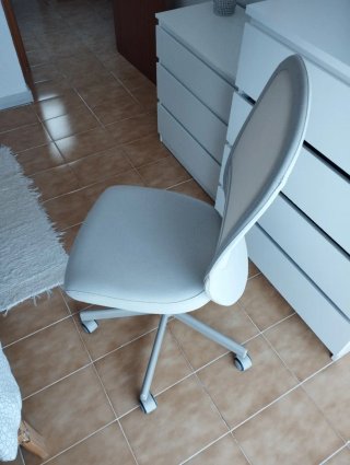 Silla de oficina giratoria beige