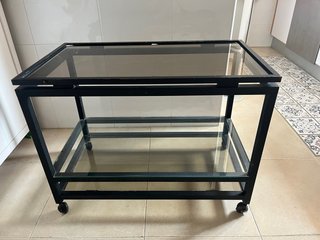 Mesa auxiliar cristal y metal con ruedas