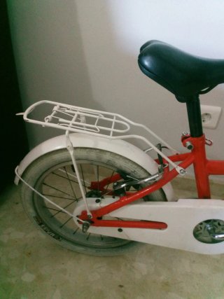 Bicicleta infantil roja