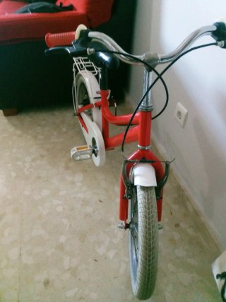 Bicicleta infantil roja