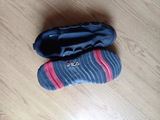 Zapatillas Fila Negras y Rojas