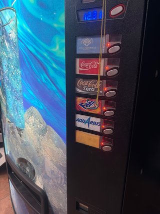 Nevera expendedora de refrescos y agua