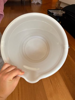 Cubo de limpieza con jabón suave y cepillo