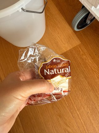 Cubo de limpieza con jabón suave y cepillo