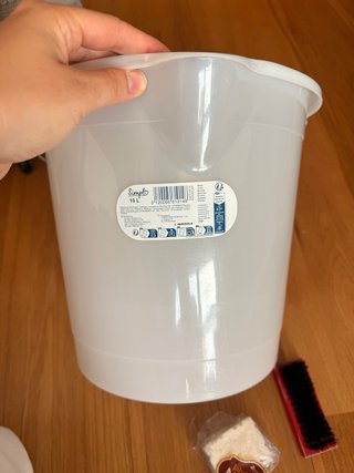 Cubo de limpieza con jabón suave y cepillo