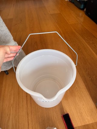 Cubo de limpieza con jabón suave y cepillo