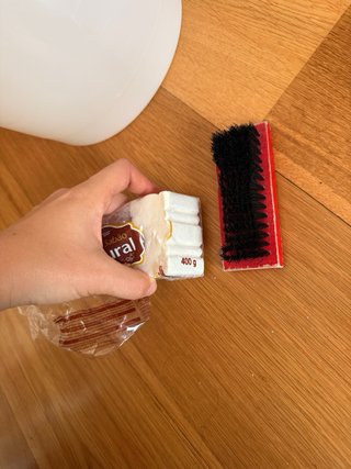 Cubo de limpieza con jabón suave y cepillo
