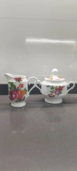 Juego de té de porcelana con flores