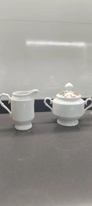 Juego de té de porcelana con flores