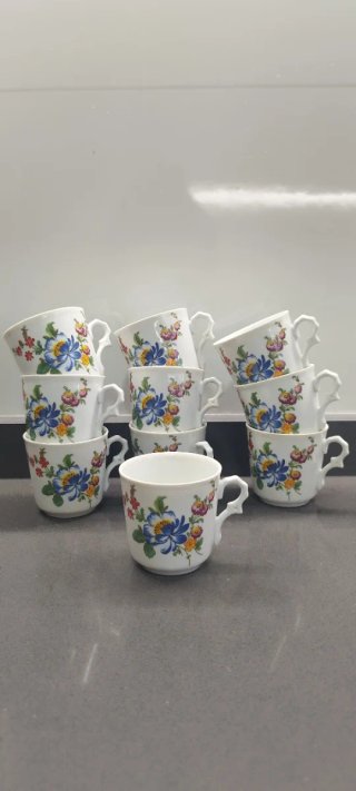 Juego de té de porcelana con flores