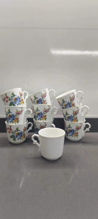 Juego de té de porcelana con flores