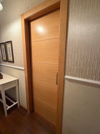 Puerta de madera moderna
