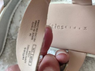 Sandalias niña plateadas Lefties