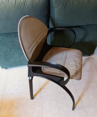 Silla metálica con brazos resistente