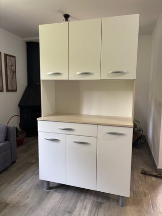 Alacena de cocina blanca y beige