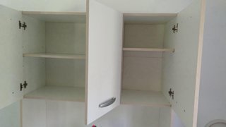 Alacena de cocina blanca y beige