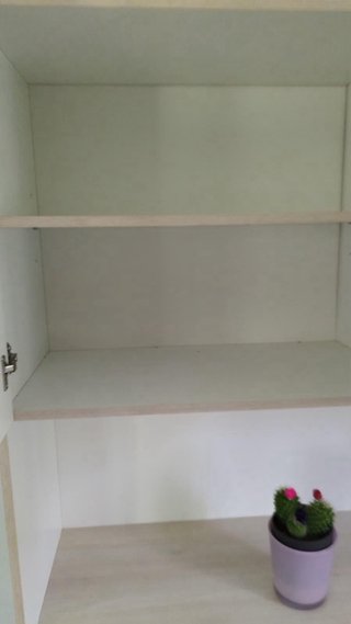 Alacena de cocina blanca y beige