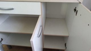 Alacena de cocina blanca y beige