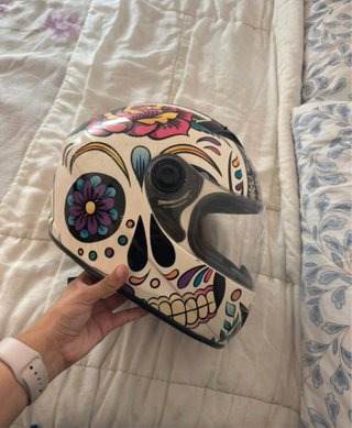 Casco NZI con diseño de calaveras