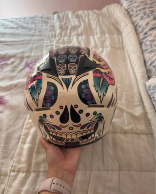 Casco NZI con diseño de calaveras