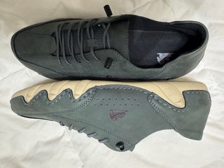 Zapatos de cordones.