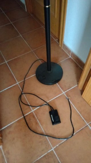 Lámpara de pie negra y dorada