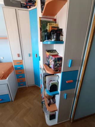 Habitación juvenil: armario y muchos cajones