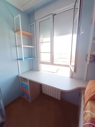 Habitación juvenil: armario y muchos cajones