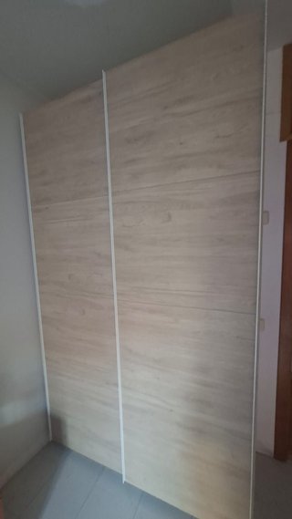 Armario de dormitorio beige y blanco