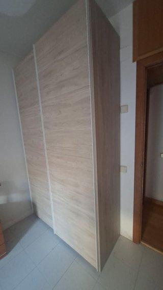 Armario de dormitorio beige y blanco