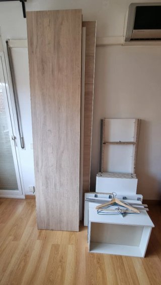 Armario de dormitorio beige y blanco