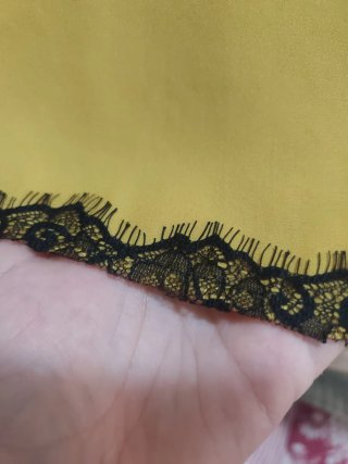 Blusa lencera mostaza con encaje negro