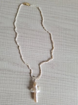 Collar Cruz Perlas Agua Dulce y Plata