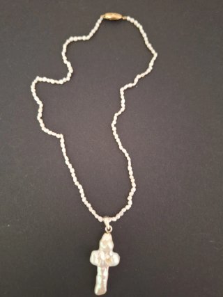 Collar Cruz Perlas Agua Dulce y Plata