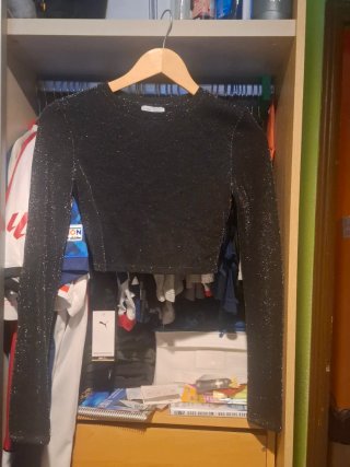Top corto brillante con flecos y jersey