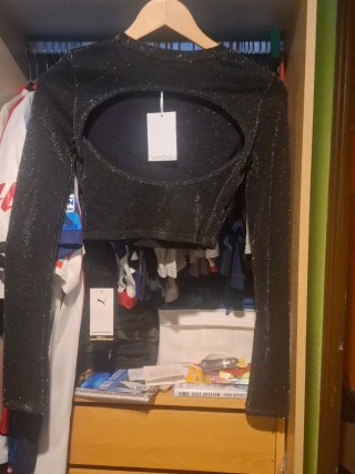 Top corto brillante con flecos y jersey