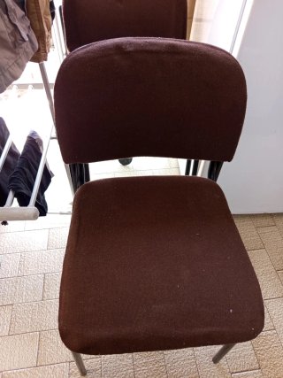 Tres silla de comedor marrón tela.