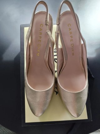 Zapatos de tacón dorados para fiesta