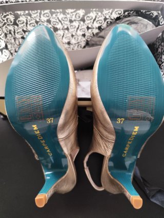 Zapatos de tacón dorados para fiesta