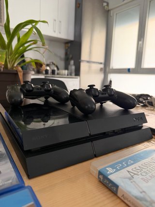 PS4 + 2 mandos originales + 8 juegos