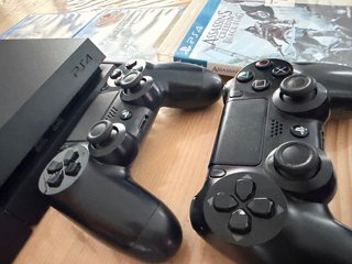 PS4 + 2 mandos originales + 8 juegos